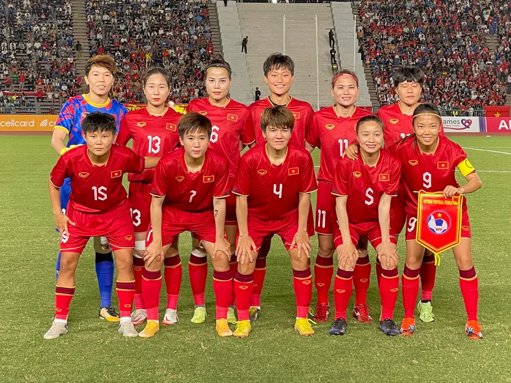 Đội hình ra sân của nữ Việt Nam. ẢNH: CÔNG TUẤN