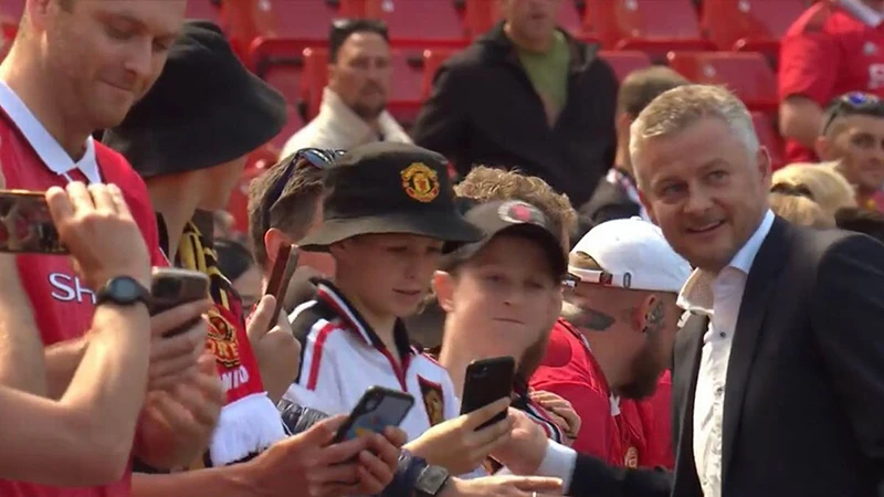 Ole Gunnar Solskjaer vẫn rất được yêu mến tại MU. ẢNH: MUTV
