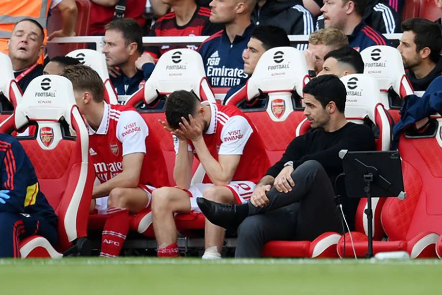 Mikel Arteta và các cầu thủ Arsenal thất vọng trong khu vực kỹ thuật. ẢNH: GETTY