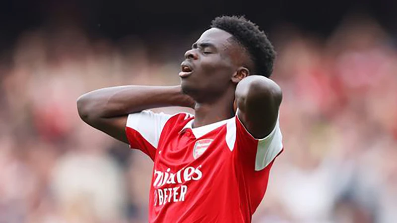 Saka ôm đầu tiếc nuối. ẢNH: GETTY