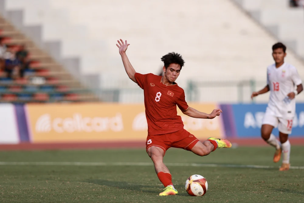 Văn Khang dứt điểm ghi bàn...