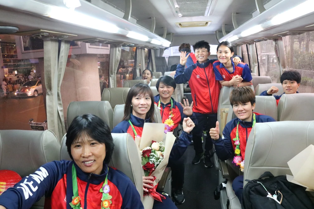 Những trợ lý HLV Đoàn Kim Chi, Kim Hồng, cầu thủ Chương Thị Kiều, Thùy Trang, Bích Thùy,... lên xe buýt ra về.