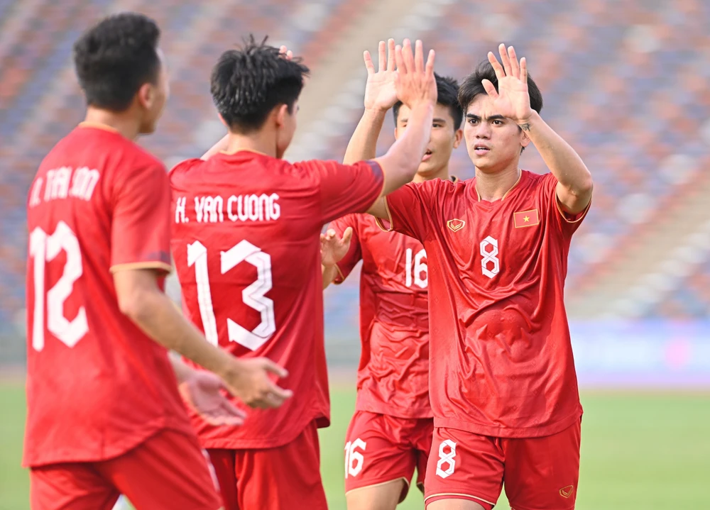 Văn Cường là "ngôi sao" trong hiệp 1 của trận đấu.