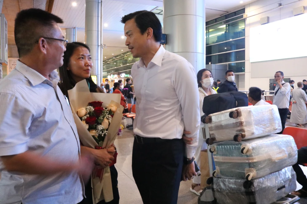 Huỳnh Như có mặt trong nhóm các cầu thủ bay về TP.HCM.