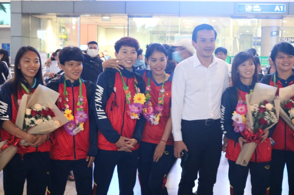 Lãnh đạo ngành thể thao đón tuyển nữ Việt Nam tại sân bay Tân Sơn Nhất.