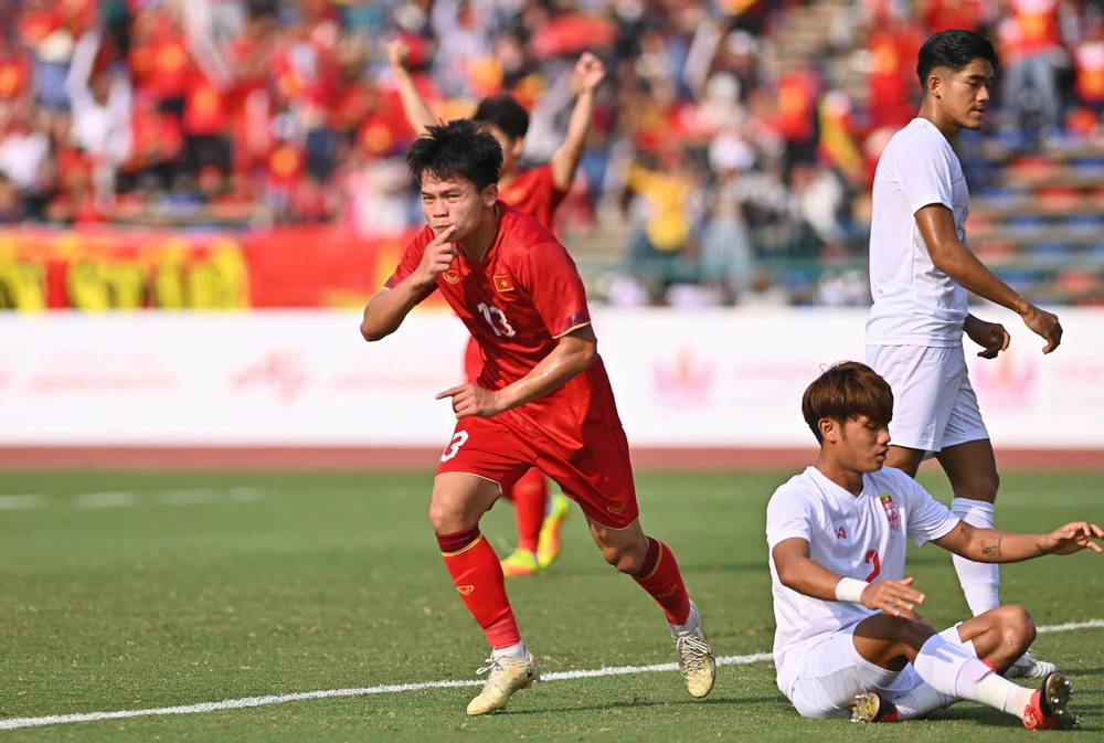 Văn Cường ăn mừng bàn thắng thứ hai vào lưới Myanmar.