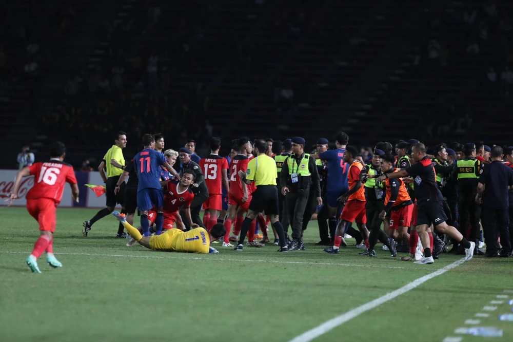 Trận chung kết SEA Games 32 giữa Thái Lan và Indonesia có những cảnh xấu xí như thế này. ẢNH: ANH PHƯƠNG