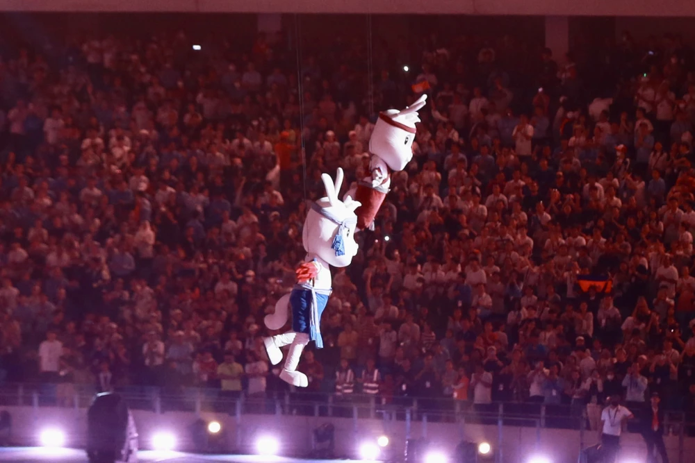 Linh vật thỏ Borey (thỏ đực) và Rumdoul (thỏ cái) của SEA Games 32 bay lên không trung.