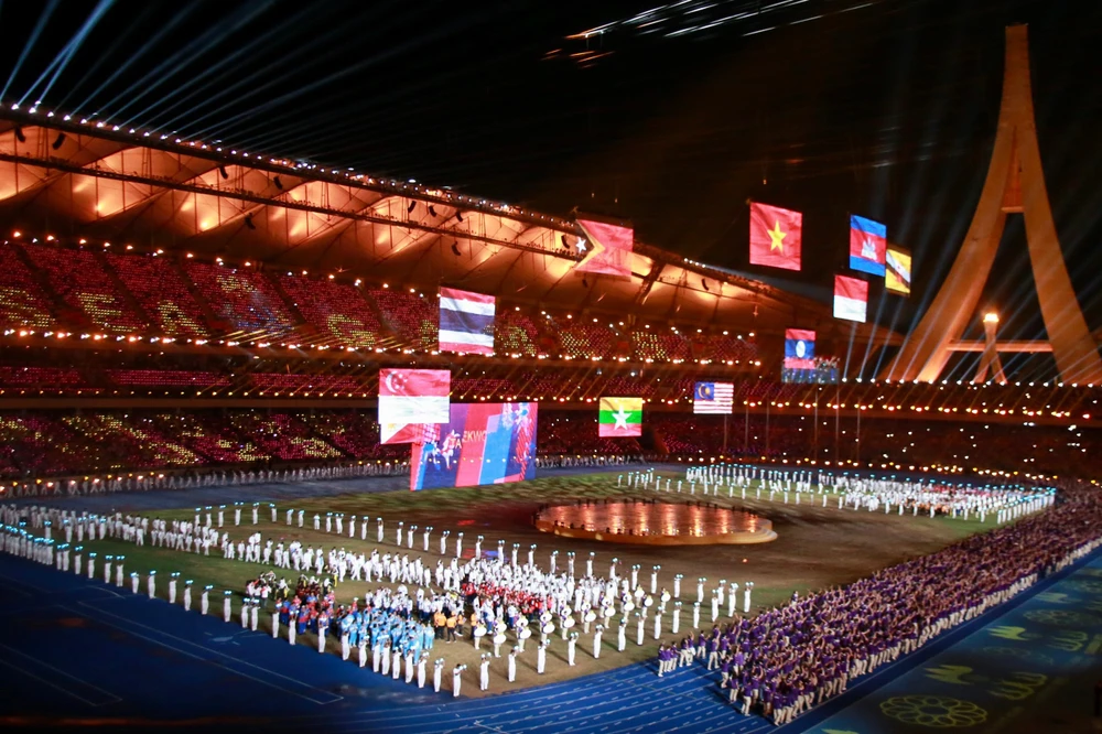Sân vận động Morodok Techo lung linh trong lễ bế mạc SEA Games 32.