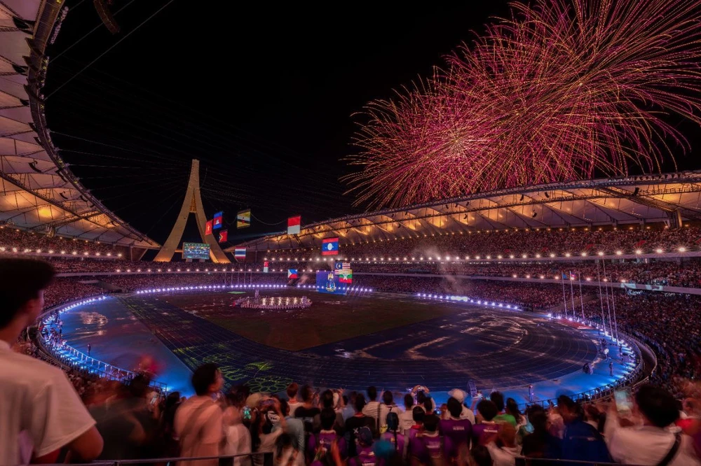 Màn pháo hoa rực rỡ trên sân Morodok Techo đánh dấu thời khắc chuyển giao quyền đăng cai SEA Games từ Campuchia sang Thái Lan.