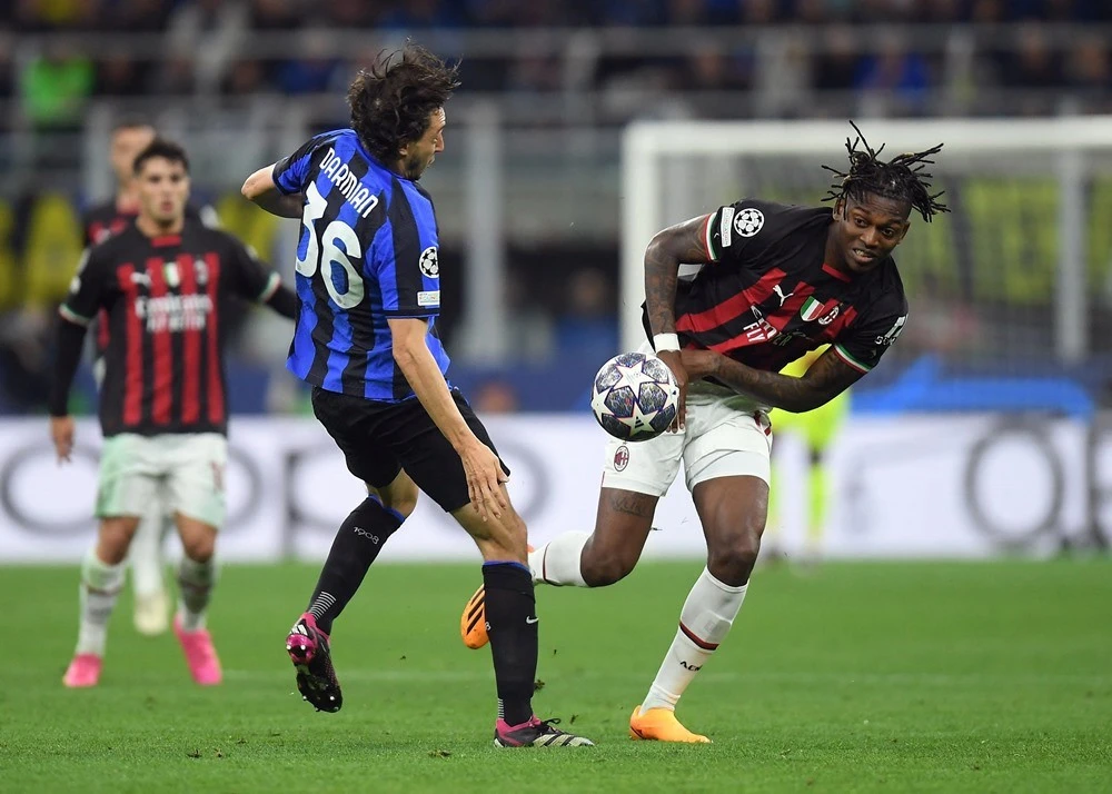 Leao không có nhiều khoảng trống để chơi bóng. Ảnh: Getty