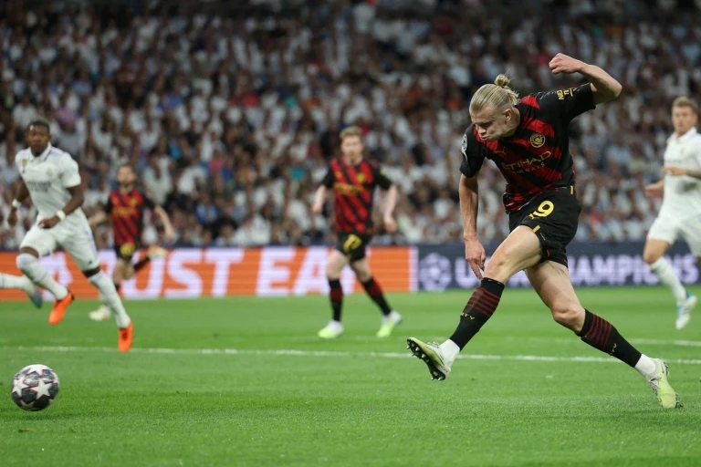 Erling Haaland tiếp tục là chim mồi để hàng công Man City có thêm nhiều khoảng trống. Ảnh: Getty