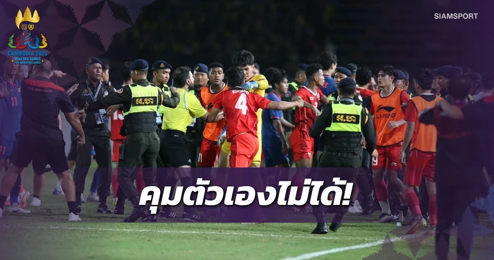 Thủ môn U-22 Thái Lan là Sophonwit Rakyath và hậu vệ Komang Tekuh của U-22 Indonesia chắc chắn sẽ nhận án phạt nặng từ AFC. ẢNH: SIAMSPORTS