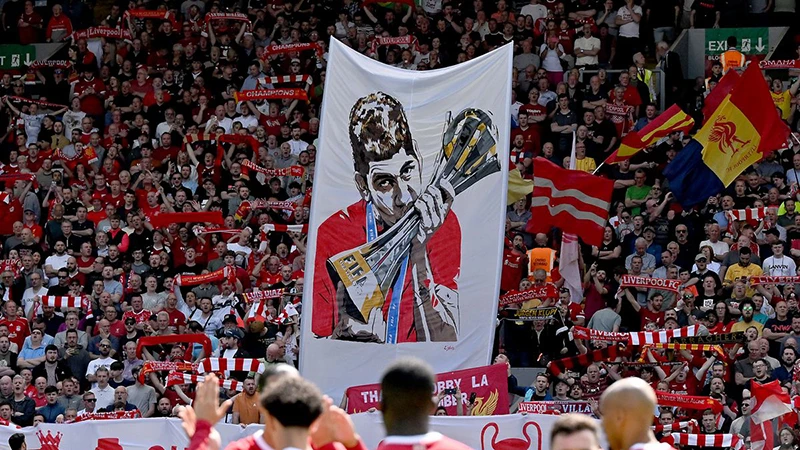 Firmino được fan Liverpool giương biểu ngữ vinh danh những đóng góp to lớn của anh cho đội bóng. ẢNH: GETTY