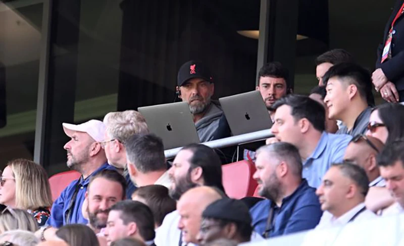 Klopp bị cấm chỉ đạo 2 trận nên phải ngồi trên khán đài xem Liverpool thi đấu. ẢNH: GETTY Klopp bị cấm chỉ đạo 2 trận nên phải ngồi trên khán đài xem Liverpool thi đấu. ẢNH: GETTY