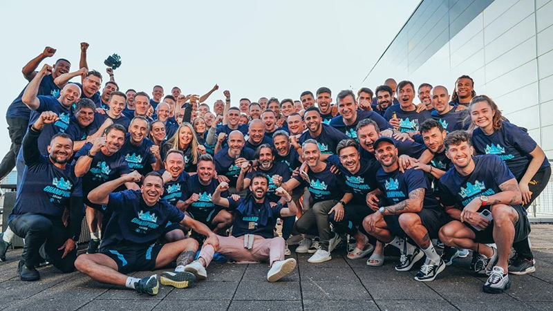 Tất cả các cầu thủ Man City chụp ảnh kỷ niệm ăn mừng danh hiệu Premier League 2022 - 2023. ẢNH: MAN CITY
