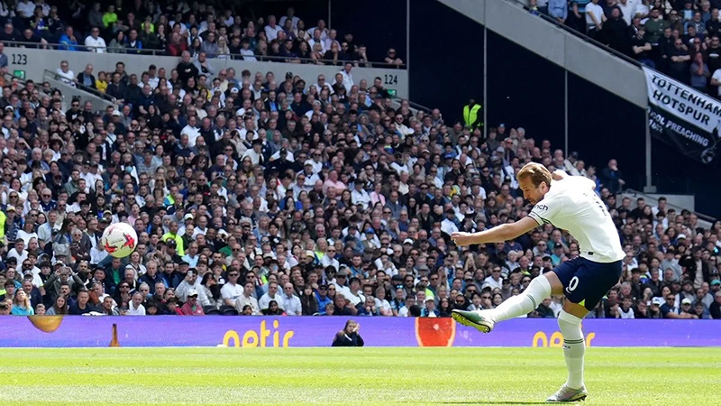 Kane chỉ còn cách kỷ lục ghi bàn nhiều nhất lịch sử Premier League của Shearer 49 bàn thắng. ẢNH: PA