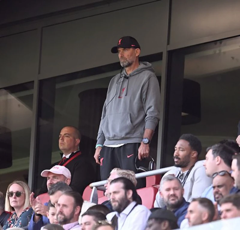 HLV Jurgen Klopp đứng trên khán đài sân Anfield theo dõi Liverpool hòa Aston Villa 1-1. ẢNH: GETTY