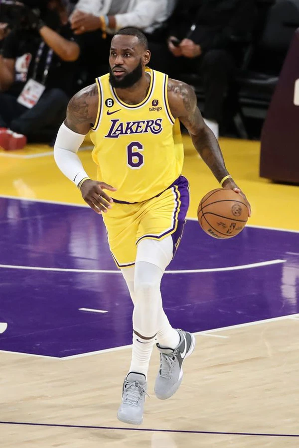 LeBron James là VĐV có thu nhập cao nhất thế giới, nếu không tính các cầu thủ bóng đá. ẢNH: GETTY