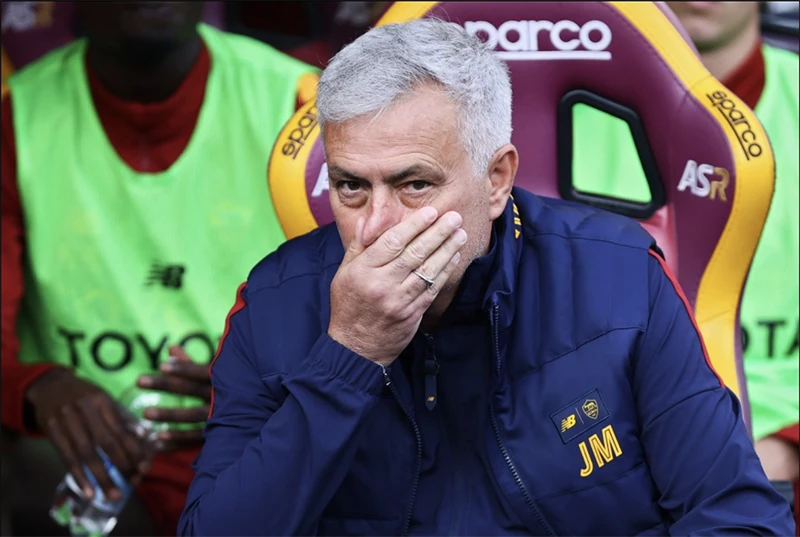 Mourinho không vui với án phạt của Juventus dù AS Roma của ông được hưởng lợi. ẢNH: REX