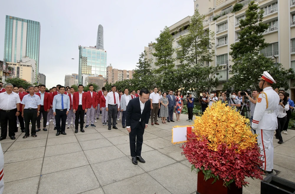 Lãnh đạo TP.HCM, các HLV và các VĐV dâng hoa báo công lên tượng đài Bác.