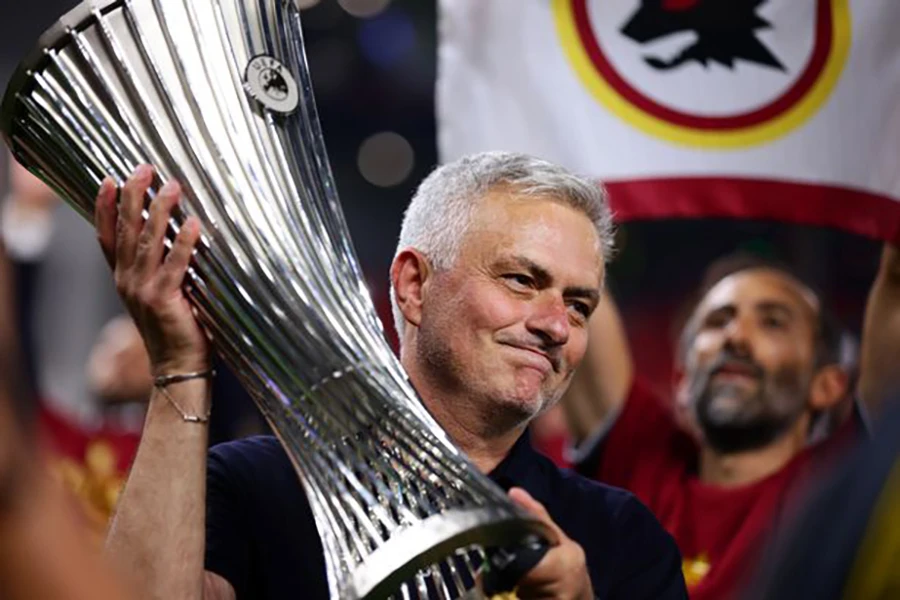 Mourinho vô địch Europa Conference League cùng AS Roma năm ngoái. ẢNH: GETTY Mourinho vô địch Europa Conference League cùng AS Roma năm ngoái. ẢNH: GETTY