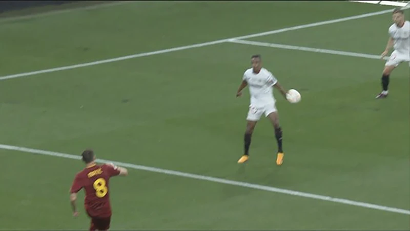 Bóng chạm tay cầu thủ Sevilla trong vòng cấm nhưng trọng tài không cho AS Roma được hưởng penalty. ẢNH: DAILY MAIL