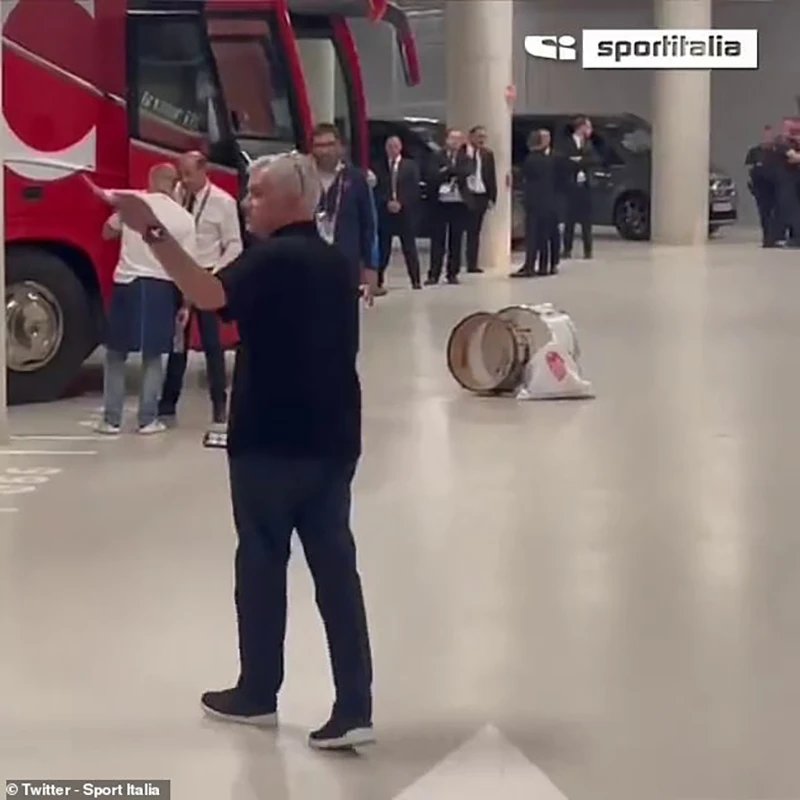 Mourinho tìm trọng tài Taylor ở bãi đậu xe để... chửi. ẢNH: SPORT ITALIA