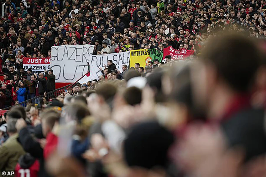 Các fan MU giăng biểu ngữ kêu gọi Glazer out. ẢNH: AP