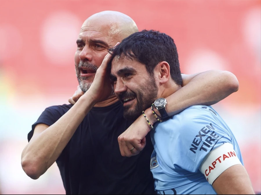 Cả HLV Pep Guardiola và đội trưởng Gundogan đều khóc. ẢNH: REX