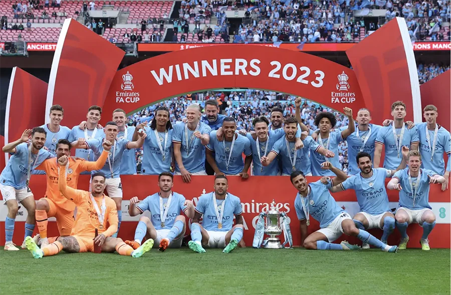 Các cầu thủ Man City ăn mừng chiếc cúp vô địch FA Cup. ẢNH: SUN SPORTS