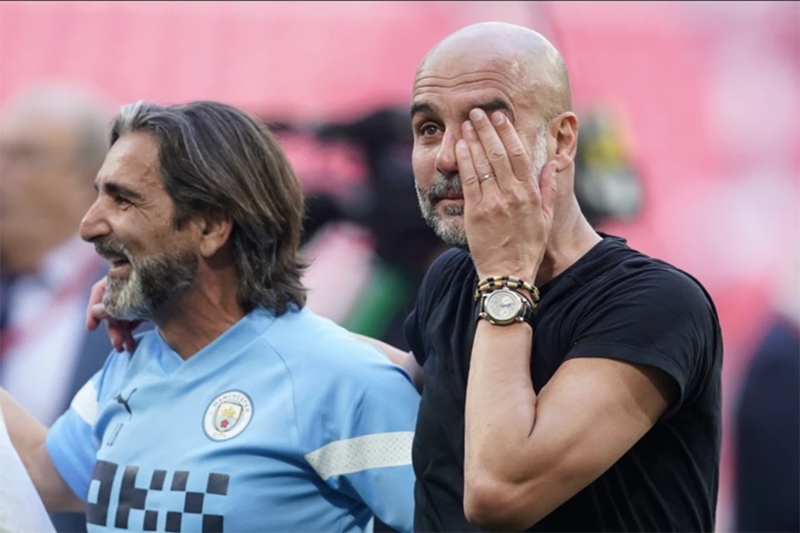 Pep Guardiola không thể kìm được những giọt nước mắt sung sướng. ẢNH: AP
