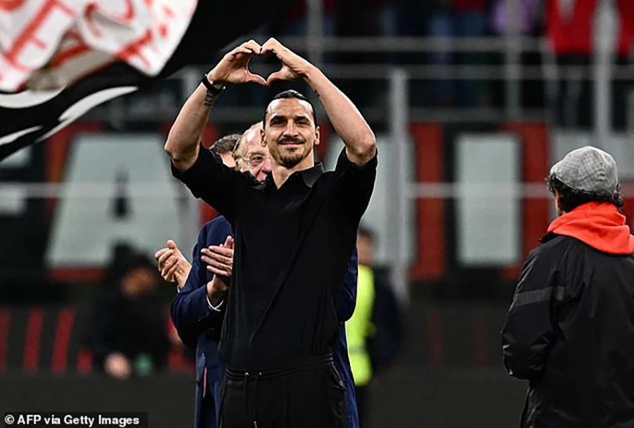 Ibra thả tim gửi các fan. ẢNH: GETTY Ibra thả tim gửi các fan. ẢNH: GETTY