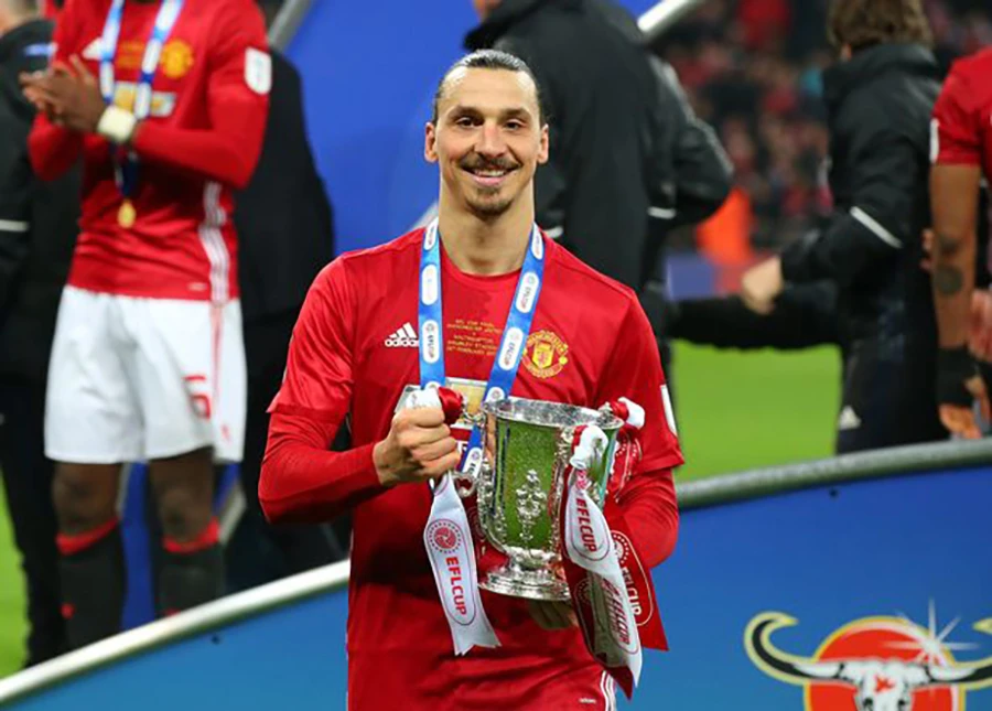 Ibrahimovic ôm chiếc cúp League Cup giành được cùng MU. ẢNH: GETTY Ibrahimovic ôm chiếc cúp League Cup giành được cùng MU. ẢNH: GETTY