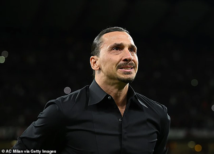 Ibra không cầm được nước mắt. ẢNH: GETTY Ibra không cầm được nước mắt. ẢNH: GETTY