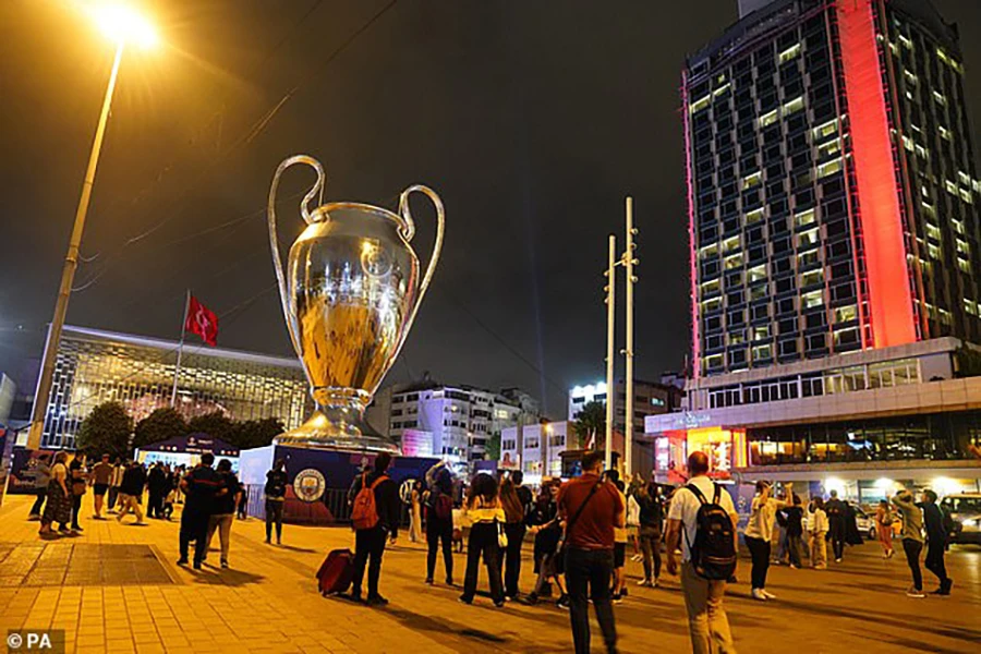 Chiếc cúp Champions League lớn đặt tại quảng trường Taksim ở Istanbul. ẢNH: PA
