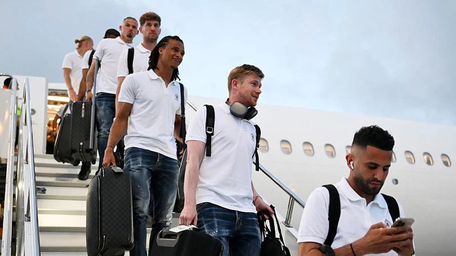 Các cầu thủ Man City bước xuống máy bay. ẢNH: GETTY