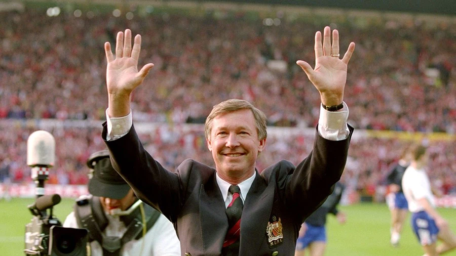Sir Alex Ferguson tươi cười vẫy tay với người hâm mộ sau khi MU vô địch Premier League 1992 - 1993. ẢNH: GETTY Sir Alex Ferguson tươi cười vẫy tay với người hâm mộ sau khi MU vô địch Premier League 1992 - 1993. ẢNH: GETTY