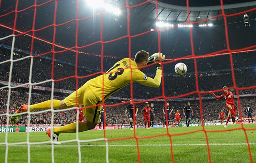 Pha đá penalty hỏng ăn của Muller. ẢNH: GETTY