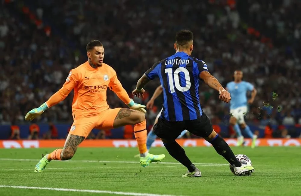 Inter Milan chỉ biết tự trách mình khi đánh rơi nhiều cơ hội đối mặt với thủ thành Ederson. Ảnh: Reuters