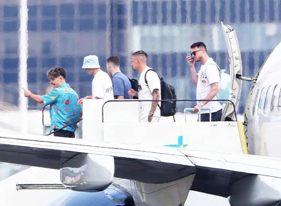 Grealish cùng một vài đồng đội trở về Anh từ Ibiza. ẢNH: EAMONN AND JAMES CLARKE Grealish cùng một vài đồng đội trở về Anh từ Ibiza. ẢNH: EAMONN AND JAMES CLARKE