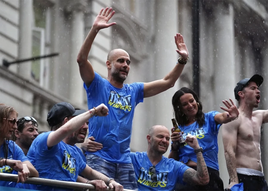 Người hâm mộ muốn Man City ký hợp đồng trọn đời với Pep Guardiola. ẢNH: PA