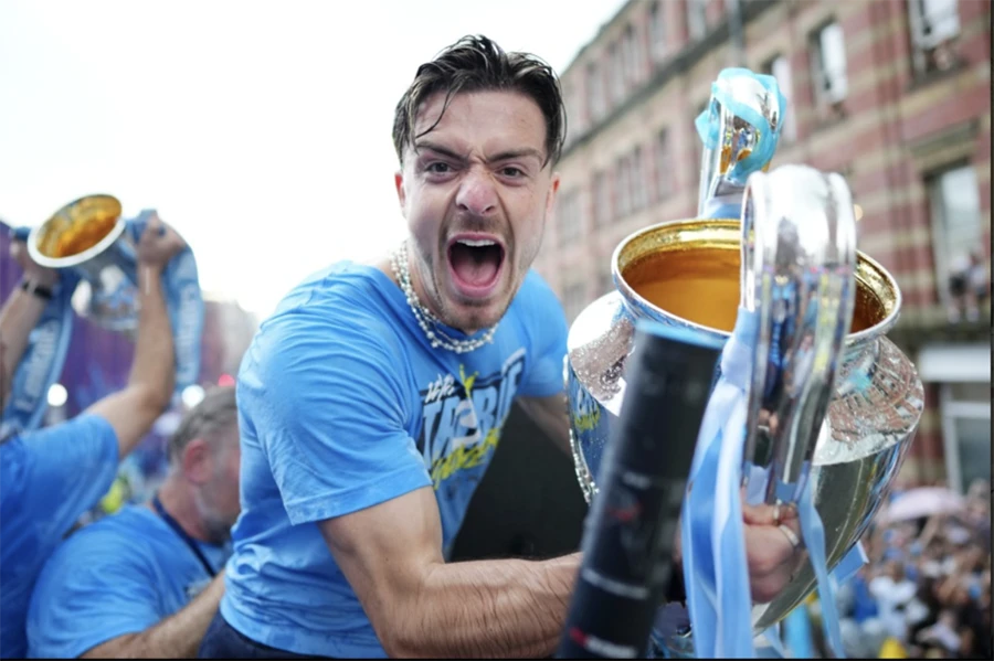Jack Grealish của Man City trong lễ diễu hành mừng cú ăn ba lịch sử. ẢNH: GETTY