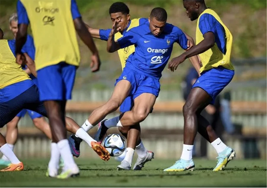 Mbappe tập luyện cùng tuyển Pháp trong đợt tập trung chuẩn bị cho vòng loại Euro 2024. ẢNH: GETTY