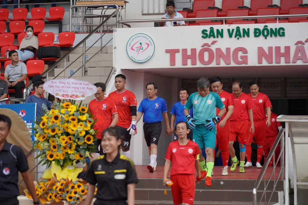 Hai đội bước ra sân thi đấu.