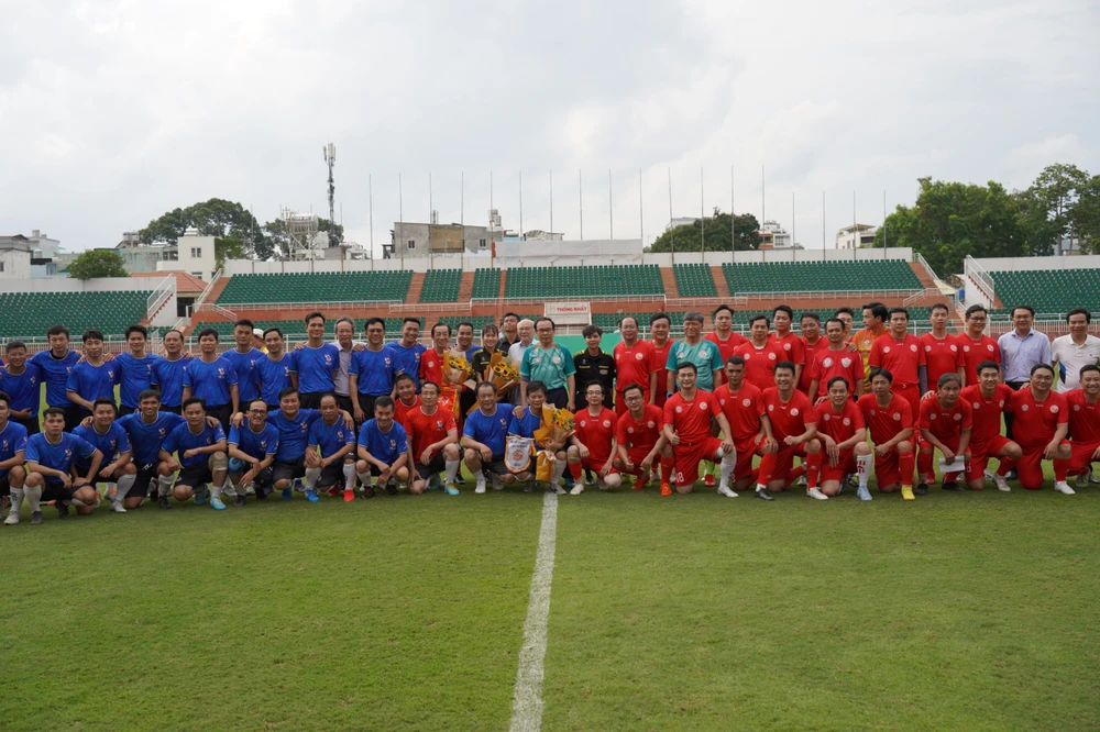 Hai đội chụp ảnh lưu niệm trước trận đấu.