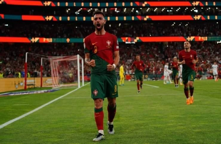 Bruno Fernandes tỏa sáng với cú đúp bàn thắng giúp Bồ Đào Nha nối dài mạch trận bất bại ở vòng loại Euro 2024. Ảnh: Reuters