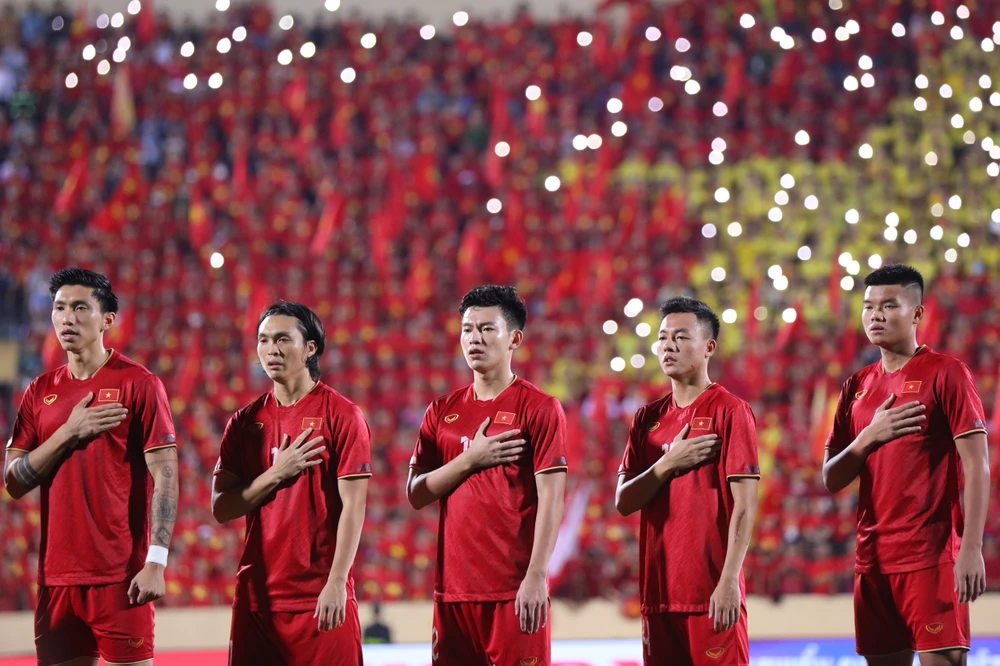 Rất đông CĐV đến sân Thiên Trường cổ vũ cho tuyển Việt Nam.