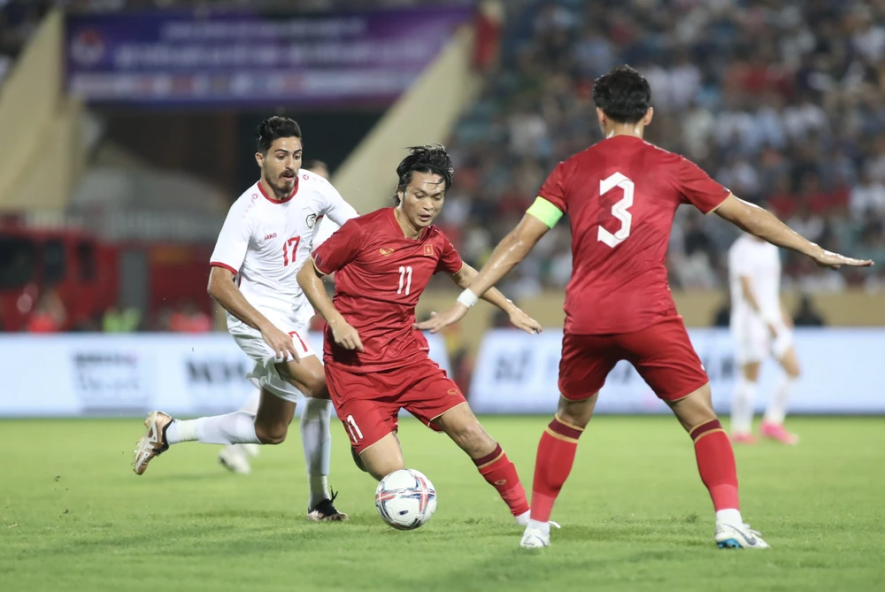 Tuấn Anh cố gắng dẫn bóng thoát khỏi sự đeo bám của Syria.