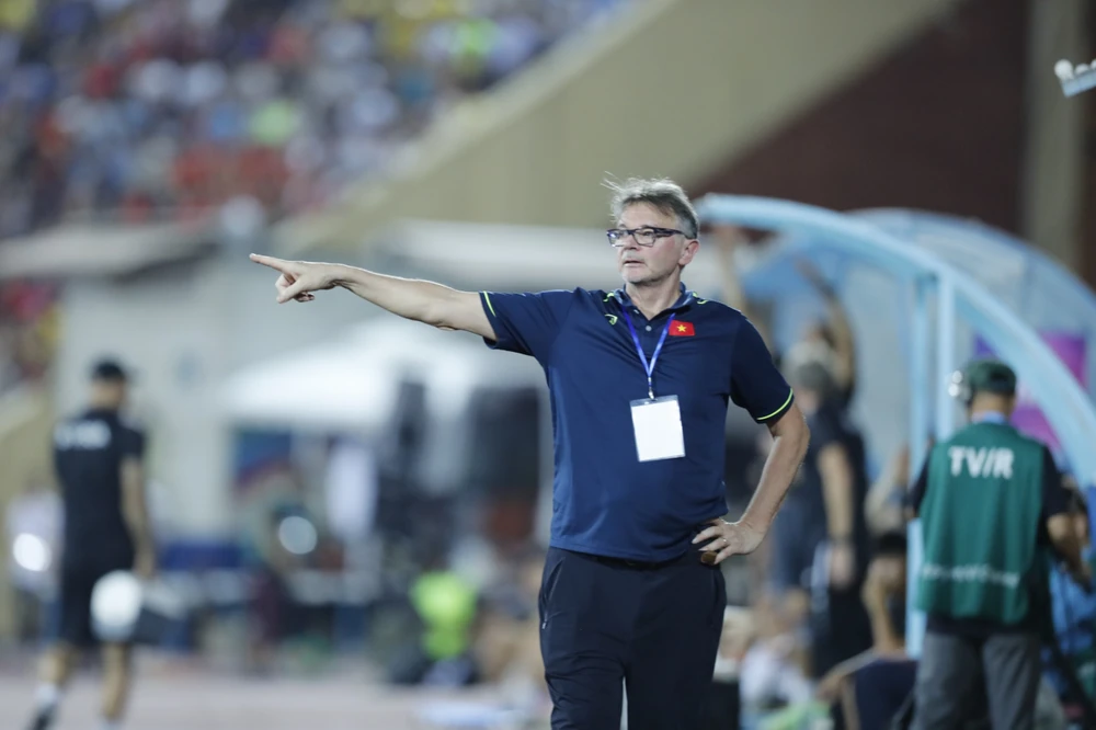 HLV Troussier chỉ đạo học trò trong trận Việt Nam thắng Syria trên sân Thiên Trường. ẢNH: ANH PHƯƠNG